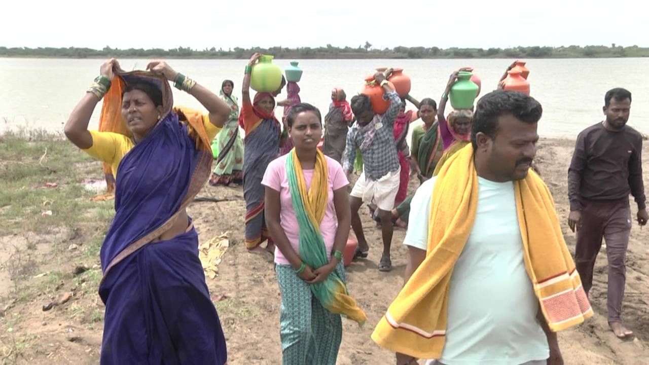 ಕಳೆದ 15 ದಿನಗಳಿಂದ ಈ ಗ್ರಾಮದಲ್ಲಿ ಇದೆ ರೀತಿಯ ಪರಿಸ್ಥಿತಿ ನಿರ್ಮಾಣವಾಗಿದೆ. ಗ್ರಾಮದಲ್ಲಿರುವ ನಲ್ಲಿಗಳಲ್ಲಿ ನೀರು ಬಾರದಕ್ಕೆ ಜನ ಬೆಳಗ್ಗೆಯಿಂದ ಸಂಜೆಯವರೆಗೆ ಖಾಲಿ ಬಿಂದಿಗೆಗಳನ್ನು ಹಿಡಿದುಕೊಂಡು ಕೃಷ್ಣ ನದಿ ಕಡೆ ಹೆಜ್ಜೆ ಹಾಕುತ್ತಿದ್ದಾರೆ. ಮನೆಯಲ್ಲಿರುವ ಮಹಿಳೆಯರು, ಪುರುಷರು ಹಾಗೂ ಮಕ್ಕಳೆನ್ನದೆ ಪ್ರತಿಯೊಬ್ಬರೂ ನೀರು ತರಬೇಕಾಗಿದೆ.