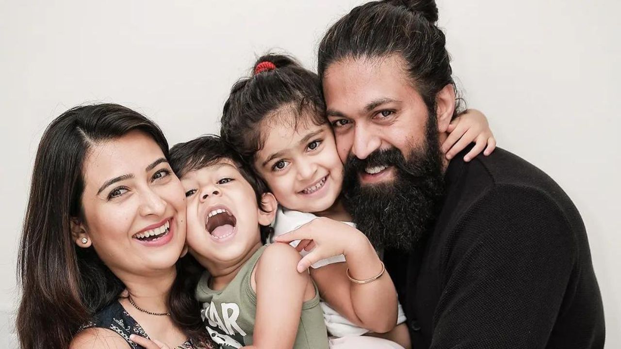 ನಟಿ ರಾಧಿಕಾ ಪಂಡಿತ್, ಯಶ್ ತಮ್ಮ ಮಕ್ಕಳೊಟ್ಟಿಗೆ ಆಟವಾಡುತ್ತಿರುವ ವಿಡಿಯೋ ಹಂಚಿಕೊಂಡಿದ್ದು, ಅಪ್ಪ, ತನ್ನ ಮಕ್ಕಳಿಗಾಗಿ ಪ್ರಪಂಚವನ್ನು ತಲೆಕೆಳಗು ಮಾಡಬಲ್ಲ ಎಂದಿದ್ದಾರೆ. ತಮ್ಮ ತಂದೆಯ ಚಿತ್ರವನ್ನೂ ಅವರು ಹಂಚಿಕೊಂಡಿದ್ದಾರೆ.