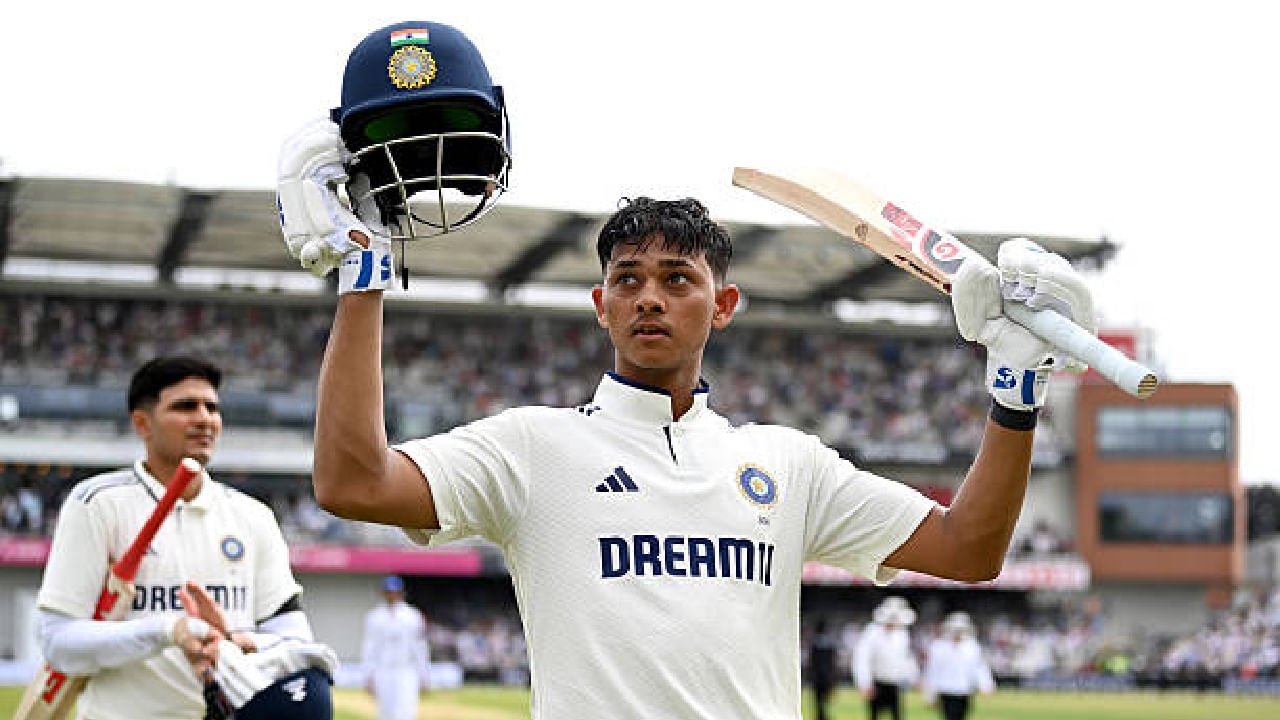 2023 ರಲ್ಲಿ ಕೆರಿಬಿಯನ್ ದ್ವೀಪದಲ್ಲಿ ನಡೆದ ವೆಸ್ಟ್ ಇಂಡೀಸ್ ವಿರುದ್ಧದ ಪಂದ್ಯದಲ್ಲಿ ಕಣಕ್ಕಿಳಿದ ಯಶಸ್ವಿ ಜೈಸ್ವಾಲ್ 171 ರನ್ ಬಾರಿಸಿದ್ದರು. ಇದಾದ ಬಳಿಕ 2024 ರಲ್ಲಿ ಆಸ್ಟ್ರೇಲಿಯಾದಲ್ಲಿ ನಡೆದ ತನ್ನ ಚೊಚ್ಚಲ ಸರಣಿಯ ಮೊದಲ ಪಂದ್ಯದಲ್ಲೇ 161 ರನ್ ಕಲೆಹಾಕಿದ್ದರು. ಇದೀಗ ಇದೇ ಮೊದಲ ಬಾರಿಗೆ ಇಂಗ್ಲೆಂಡ್ನಲ್ಲಿ ಟೆಸ್ಟ್ ಆಡುತ್ತಿರುವ ಜೈಸ್ವಾಲ್ ಶತಕದೊಂದಿಗೆ ಅಬ್ಬರಿಸಿದ್ದಾರೆ.