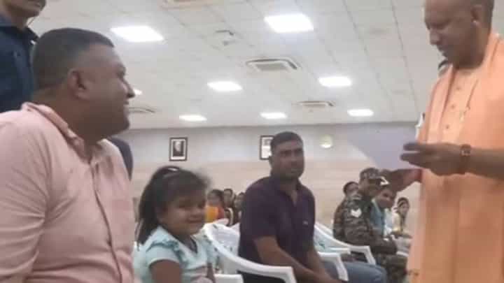 Video: ಪ್ಲೀಸ್ ನನ್ನ ಶಾಲೆಗೆ ಸೇರಿಸ್ತೀರಾ, ಸಿಎಂ ಯೋಗಿ ಬಳಿ ಪುಟ್ಟ ಪೋರಿಯ ಮನವಿ Video: ಪ್ಲೀಸ್ ನನ್ನ ಶಾಲೆಗೆ ಸೇರಿಸ್ತೀರಾ, ಸಿಎಂ ಯೋಗಿ ಬಳಿ ಪುಟ್ಟ ಪೋರಿಯ ಮನವಿ