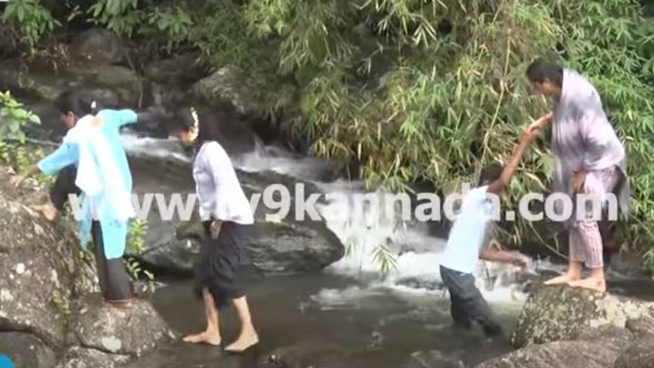 ಸೂರ್ಲಬ್ಬಿ ಜಲಪಾತದಲ್ಲಿ ಯುವಕರ ತಂಡದ ಹುಚ್ಚಾಟಗಳು, ಅಪಾಯಕಾರಿ ಅಂತ ಗೊತ್ತಿದ್ದರೂ ಸಾಹಸಗಳು