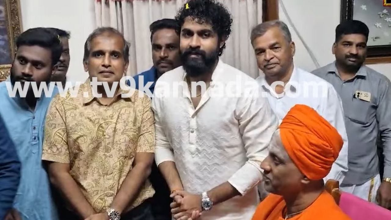 ತುಮಕೂರು ಸಿದ್ಧಗಂಗಾ ಶ್ರೀಗಳ ಆಶೀರ್ವಾದ ಪಡೆದ ನಟ ಯುವರಾಜ್ ಕುಮಾರ್