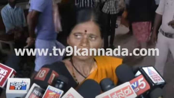 ವಿವಾಹ ವಿಚ್ಛೇದನಕ್ಕಾಗಿ ಸವದತ್ತಿ ನ್ಯಾಯಾಲಯಕ್ಕೆ ಬಂದ ವ್ಯಕ್ತಿಯಿಂದ ಪತ್ನಿ ಮತ್ತು ಅತ್ತೆ ಮೇಲೆ ಮಾರಣಾಂತಿಕ ಹಲ್ಲೆ ವಿವಾಹ ವಿಚ್ಛೇದನಕ್ಕಾಗಿ ಸವದತ್ತಿ ನ್ಯಾಯಾಲಯಕ್ಕೆ ಬಂದ ವ್ಯಕ್ತಿಯಿಂದ ಪತ್ನಿ ಮತ್ತು ಅತ್ತೆ ಮೇಲೆ ಮಾರಣಾಂತಿಕ ಹಲ್ಲೆ