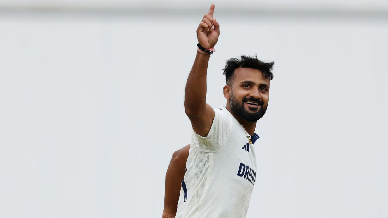 ಈ ಐತಿಹಾಸಿಕ ಗೆಲುವಿನೊಂದಿಗೆ ಆಕಾಶ್ ದೀಪ್ ವಿಶೇಷ ದಾಖಲೆಯನ್ನು ಸಹ ನಿರ್ಮಿಸಿದ್ದಾರೆ. ಅಂದರೆ ಎಡ್ಜ್ ಬಾಸ್ಟನ್ ಸ್ಟೇಡಿಯಂನಲ್ಲಿ ಅತೀ ಕಡಿಮೆ ರನ್ ನೀಡಿ 10 ವಿಕೆಟ್ ಪಡೆದ ಭಾರತೀಯ ಬೌಲರ್ ಎಂಬ ಹೆಗ್ಗಳಿಕೆಯನ್ನು ಆಕಾಶ್ ದೀಪ್ ತಮ್ಮದಾಗಿಸಿಕೊಂಡಿದ್ದಾರೆ.