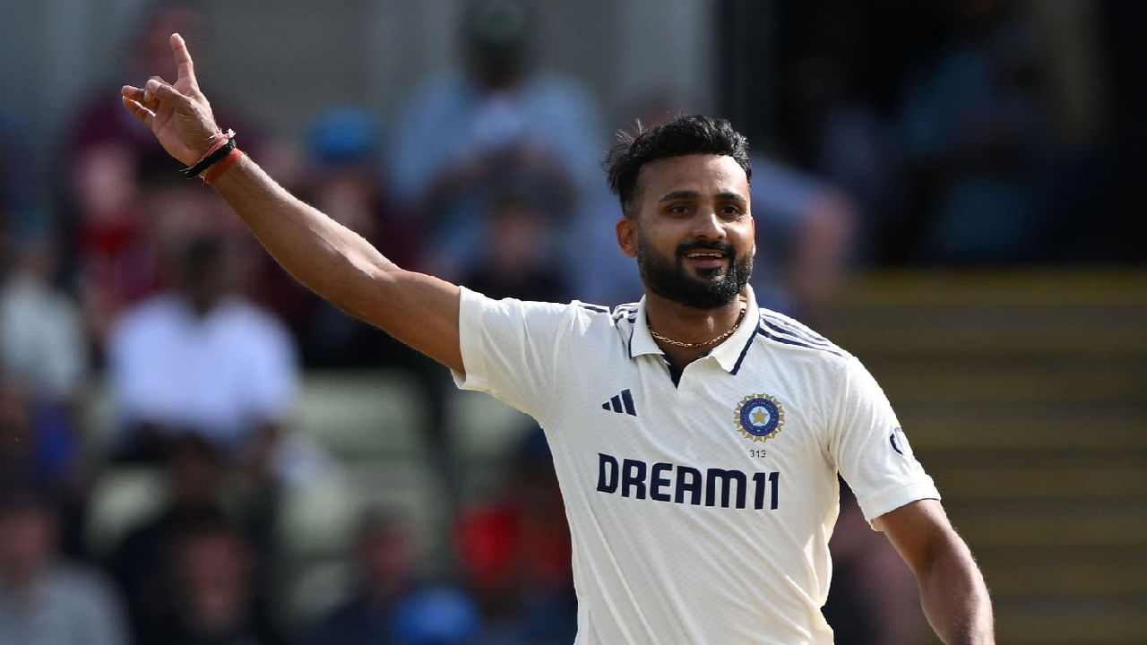 ಇದೀಗ ಬರೋಬ್ಬರಿ 39 ವರ್ಷಗಳ ಬಳಿಕ ಆಕಾಶ್ ದೀಪ್ ಭರ್ಜರಿ ಬೌಲಿಂಗ್ ಪ್ರದರ್ಶಿಸಿದ್ದಾರೆ. ಅಲ್ಲದೆ 187 ರನ್ ನೀಡಿ 10 ವಿಕೆಟ್ ಕಬಳಿಸಿದ್ದಾರೆ. ಈ ಮೂಲಕ ಎಡ್ಜ್ ಬಾಸ್ಟನ್ ಸ್ಟೇಡಿಯಂನಲ್ಲಿ ಅತೀ ಕಡಿಮೆ ರನ್ ನೀಡಿ 10 ವಿಕೆಟ್ ಕಬಳಿಸಿದ ಭಾರತೀಯ ಬೌಲರ್ ಎನಿಸಿಕೊಂಡಿದ್ದಾರೆ.