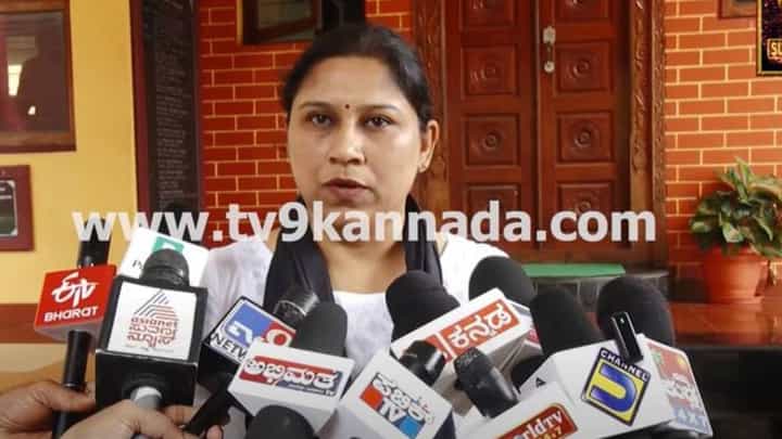 ಬೆಂಗಳೂರು ಕಾಲ್ತುಳಿತ ಪ್ರಕರಣಕ್ಕೆ ವಿರಾಟ್ ಕೊಹ್ಲಿಯನ್ನು ಬಲಿಪಶು ಮಾಡುವ ಹುನ್ನಾರ ನಡೆದಿದೆ: ಅನುಪಮಾ ಶೆಣೈ, ಮಾಜಿ ಡಿವೈಎಸ್ಪಿ ಬೆಂಗಳೂರು ಕಾಲ್ತುಳಿತ ಪ್ರಕರಣಕ್ಕೆ ವಿರಾಟ್ ಕೊಹ್ಲಿಯನ್ನು ಬಲಿಪಶು ಮಾಡುವ ಹುನ್ನಾರ ನಡೆದಿದೆ: ಅನುಪಮಾ ಶೆಣೈ, ಮಾಜಿ ಡಿವೈಎಸ್ಪಿ
