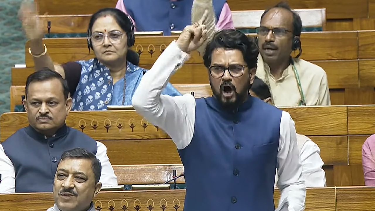 "ಸಾಮಾಜಿಕ ಮಾಧ್ಯಮವನ್ನು ನೋಡಿ, ಕಳೆದ ಎರಡು ತಿಂಗಳುಗಳಲ್ಲಿ ರಾಹುಲ್ ಆಕ್ರಮಿತ ಕಾಂಗ್ರೆಸ್ ಪ್ರಧಾನಿ ಮೋದಿ ಮತ್ತು ಭಾರತೀಯ ಸೇನೆಯ ವಿರುದ್ಧ ಅಸಹ್ಯಕರ ಮತ್ತು ಅವಮಾನಕರ ವ್ಯಂಗ್ಯಚಿತ್ರಗಳನ್ನು ಮಾಡಿದೆ. ರಾಹುಲ್ ಆಕ್ರಮಿತ ಕಾಂಗ್ರೆಸ್ ಸೇನಾ ಮುಖ್ಯಸ್ಥರನ್ನು ರಸ್ತೆಬದಿಯ ಗೂಂಡಾ ಎಂದು ಕರೆದಿದೆ. ರಾಹುಲ್ ಗಾಂಧಿ ಇಡೀ ದೇಶ ಮತ್ತು ಭಾರತೀಯ ಸೇನೆಯ ಕ್ಷಮೆಯಾಚಿಸಬೇಕು" ಎಂದು ಸಚಿವ ಅನುರಾಗ್ ಠಾಕೂರ್ ಸದನದಲ್ಲಿ ಒತ್ತಾಯಿಸಿದ್ದಾರೆ. ಇಲ್ಲಿಯವರೆಗೆ ಮಾತನಾಡಿದ ಎಲ್ಲಾ ವಿರೋಧ ಪಕ್ಷದ ಸಂಸದರಲ್ಲಿ ಒಬ್ಬರು ಕೂಡ ಈ ಭಯೋತ್ಪಾದಕ ದಾಳಿಯಲ್ಲಿ ಜನರನ್ನು ಅವರ ಧರ್ಮದ ಬಗ್ಗೆ ಕೇಳಲಾಯಿತು ಮತ್ತು ಕಲ್ಮಾ ಪಠಿಸಲು ಕೇಳಲಾಯಿತು, ಅವರ ಪ್ಯಾಂಟ್ಗಳನ್ನು ತೆಗೆದುಹಾಕಲಾಯಿತು ಮತ್ತು ನಂತರ ಅವರನ್ನು ಕೊಲ್ಲಲಾಯಿತು ಎಂದು ಎದ್ದುನಿಂತು ಹೇಳಿಲ್ಲ. ಇದನ್ನು ಹೇಳುವುದರಿಂದ ವಿರೋಧ ಪಕ್ಷದ ಸಂಸದರಿಗೆ ಏನು ನೋವುಂಟಾಗುತ್ತದೆ ಹೇಳಿ?" ಎಂದು ಪ್ರಶ್ನಿಸಿದ್ದಾರೆ.