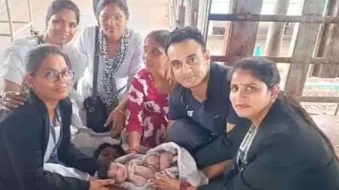 ರೈಲ್ವೆ ನಿಲ್ದಾಣದಲ್ಲಿ ಮಹಿಳೆಗೆ ಹೆರಿಗೆ ಮಾಡಿಸಿದ ಭಾರತೀಯ ಸೇನೆಯ ವೈದ್ಯ ರೈಲ್ವೆ ನಿಲ್ದಾಣದಲ್ಲಿ ಮಹಿಳೆಗೆ ಹೆರಿಗೆ ಮಾಡಿಸಿದ ಭಾರತೀಯ ಸೇನೆಯ ವೈದ್ಯ