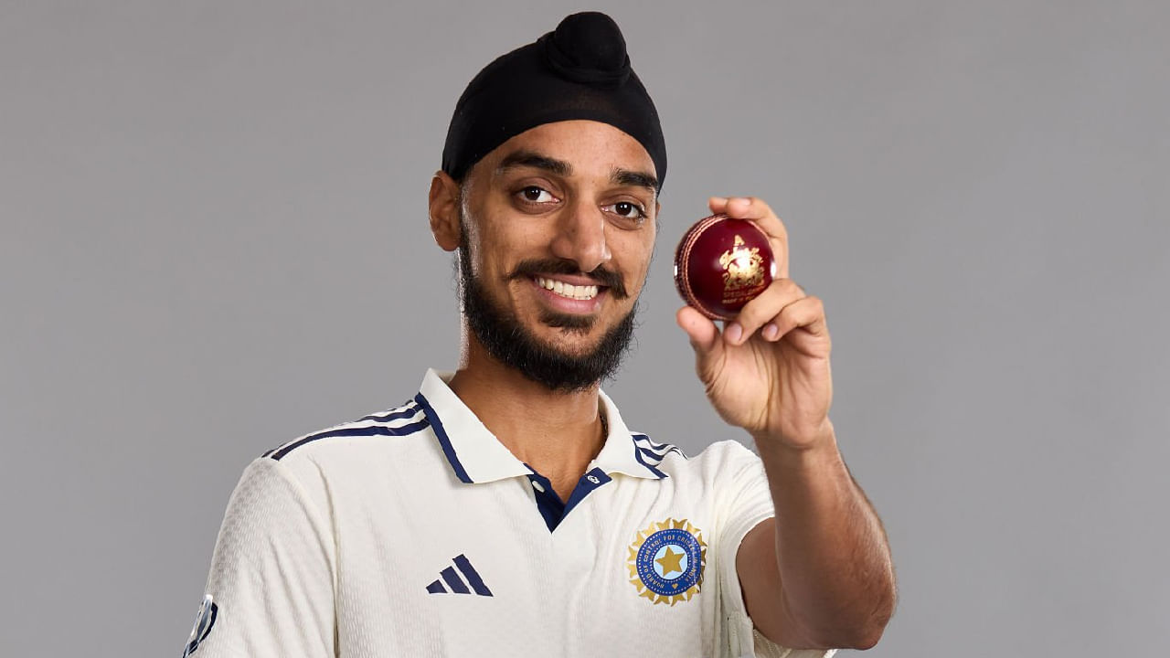 ಇಂಗ್ಲೆಂಡ್ ವಿರುದ್ಧದ ಮೂರನೇ ಟೆಸ್ಟ್ ಪಂದ್ಯದ ಬಳಿಕ ನಡೆದ ಅಭ್ಯಾಸದ ವೇಳೆ ಟೀಮ್ ಇಂಡಿಯಾದ ಎಡಗೈ ವೇಗಿ ಅರ್ಷದೀಪ್ ಸಿಂಗ್ ಅವರ ಕೈಗೆ ಗಾಯವಾಗಿದ್ದು, ಹೀಗಾಗಿ ಮ್ಯಾಂಚೆಸ್ಟರ್​ ಟೆಸ್ಟ್ ಪಂದ್ಯದಲ್ಲೂ ಅವರು ಕಾಣಿಸಿಕೊಳ್ಳುವುದಿಲ್ಲ.