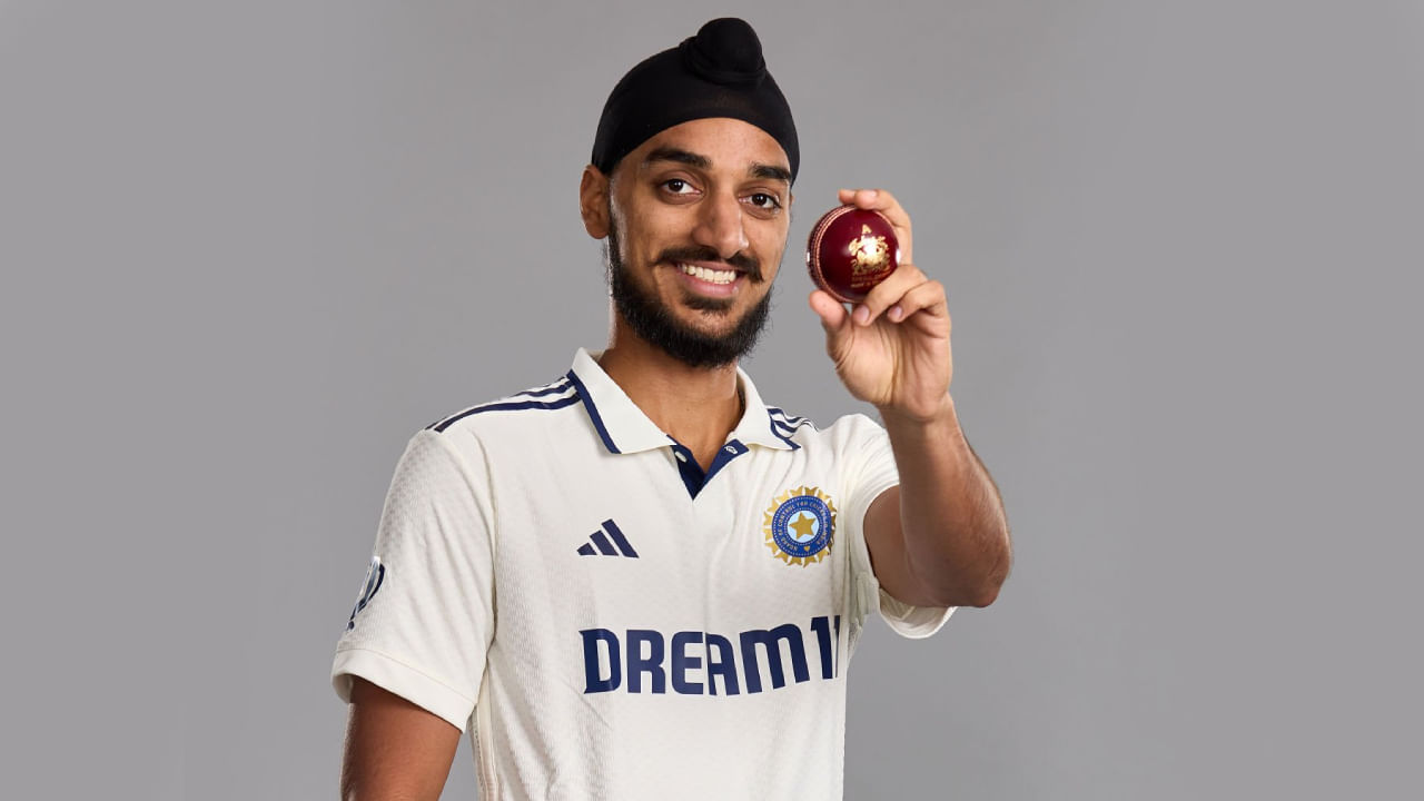 ಇದಕ್ಕೂ ಮುನ್ನ ಅರ್ಷದೀಪ್ ಸಿಂಗ್ ಭಾರತದ ಪರ 63 ಟಿ20 ಹಾಗೂ 9 ಏಕದಿನ ಪಂದ್ಯಗಳನ್ನಾಡಿದ್ದಾರೆ. ಈ ವೇಳೆ ಒಟ್ಟು 113 ವಿಕೆಟ್ ಕಬಳಿಸಿದ್ದಾರೆ. ಇದಾಗ್ಯೂ ಅವರಿಗೆ ರೆಡ್ ಬಾಲ್ ಕ್ರಿಕೆಟ್ನಲ್ಲಿ ಪಾದಾರ್ಪಣೆ ಮಾಡಲು ಅವಕಾಶ ಸಿಕ್ಕಿರಲಿಲ್ಲ. ಇದೀಗ ಜಸ್ಪ್ರೀತ್ ಬುಮ್ರಾ ಅವರ ಅನುಪಸ್ಥಿತಿಯಲ್ಲಿ ಅರ್ಷದೀಪ್ ಸಿಂಗ್ಗೆ ಟೀಮ್ ಇಂಡಿಯಾ ಪ್ಲೇಯಿಂಗ್ ಇಲೆವೆನ್ನಲ್ಲಿ ಕಾಣಿಸಿಕೊಳ್ಳುವ ಸಾಧ್ಯತೆ ಹೆಚ್ಚಿದೆ.