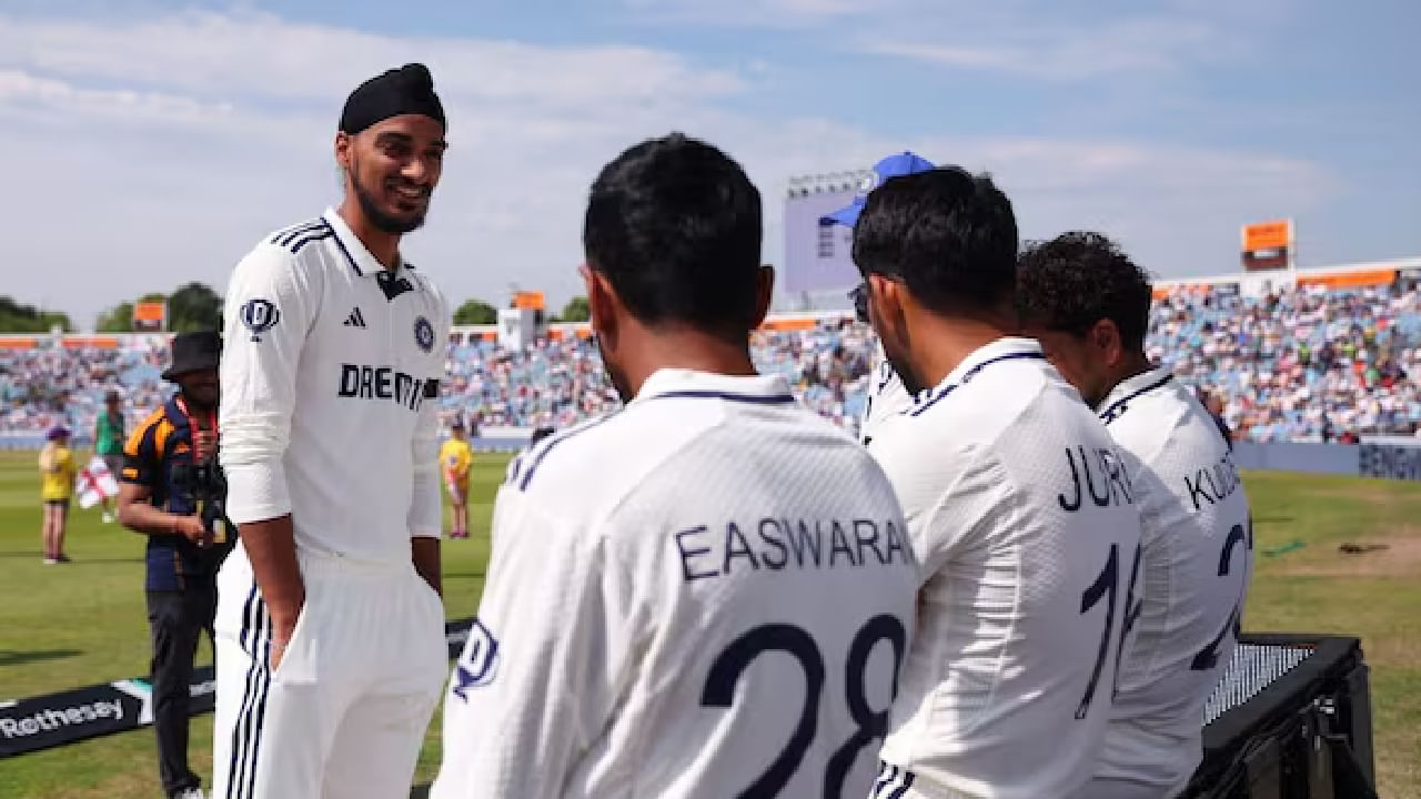 ಭಾರತ ಟೆಸ್ಟ್ ತಂಡದಲ್ಲಿ ಸ್ಥಾನ ಪಡೆದಿದ್ದ ಎಡಗೈ ವೇಗಿ ಅರ್ಷದೀಪ್ ಸಿಂಗ್ ಅಭ್ಯಾಸದ ವೇಳೆ ಗಾಯಗೊಂಡಿದ್ದು, ಹೀಗಾಗಿ ಅವರು ಮುಂದಿನ ಪಂದ್ಯಗಳಿಗೆ ಅಲಭ್ಯರಾಗಲಿದ್ದಾರೆ ಎಂದು ವರದಿಯಾಗಿದೆ. ಅವರ ಬದಲಿಗೆ ಹರ್ಯಾಣದ ವೇಗಿ ಅನ್ಶುಲ್ ಕಂಬೋಜ್ ಅವರನ್ನು ಭಾರತ ತಂಡಕ್ಕೆ ಸೇರ್ಪಡೆಗೊಳಿಸಲಾಗಿದೆ ಎಂದು ತಿಳಿದು ಬಂದಿದೆ.