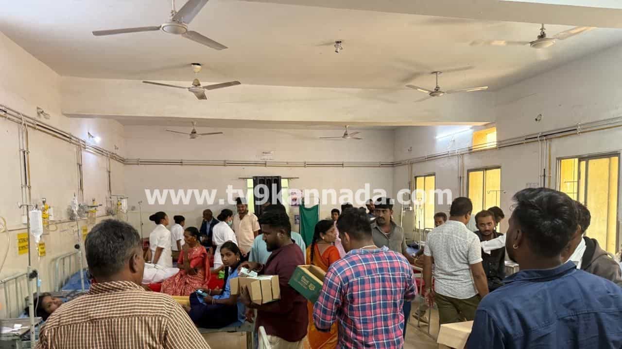 ಹಾಸನ: ಚಿಕ್ಕತಿರುಪತಿ ದೇಗುಲದಲ್ಲಿ ಆಹಾರ ಸೇವಿಸಿ 50ಕ್ಕೂ ಹೆಚ್ಚು ಮಂದಿ ಅಸ್ವಸ್ಥ ಹಾಸನ: ಚಿಕ್ಕತಿರುಪತಿ ದೇಗುಲದಲ್ಲಿ ಆಹಾರ ಸೇವಿಸಿ 50ಕ್ಕೂ ಹೆಚ್ಚು ಮಂದಿ ಅಸ್ವಸ್ಥ