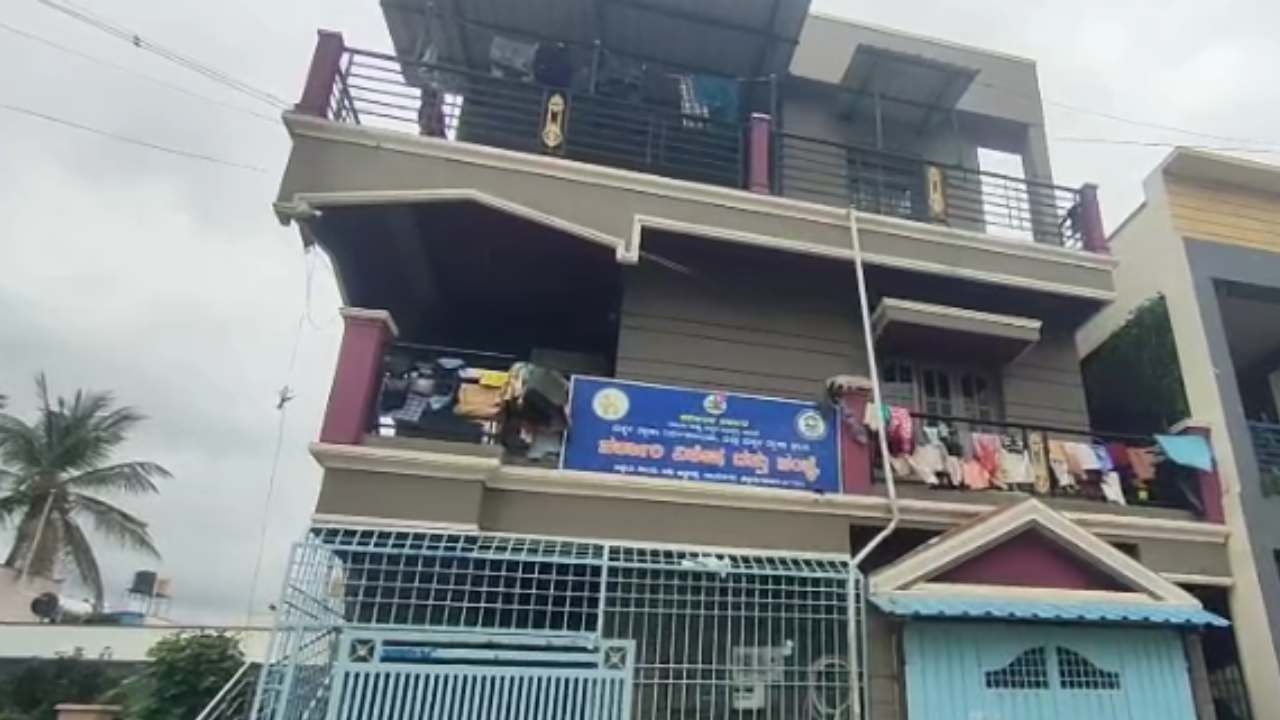 ಚಿಕ್ಕಮಗಳೂರು: ಮಗು ಮೇಲೆ ಕುದಿಯೋ ಬಿಸಿ ನೀರು ಸುರಿದಿದ್ದ ಸಿಬ್ಬಂದಿ ಸಸ್ಪೆಂಡ್ ಚಿಕ್ಕಮಗಳೂರು: ಮಗು ಮೇಲೆ ಕುದಿಯೋ ಬಿಸಿ ನೀರು ಸುರಿದಿದ್ದ ಸಿಬ್ಬಂದಿ ಸಸ್ಪೆಂಡ್