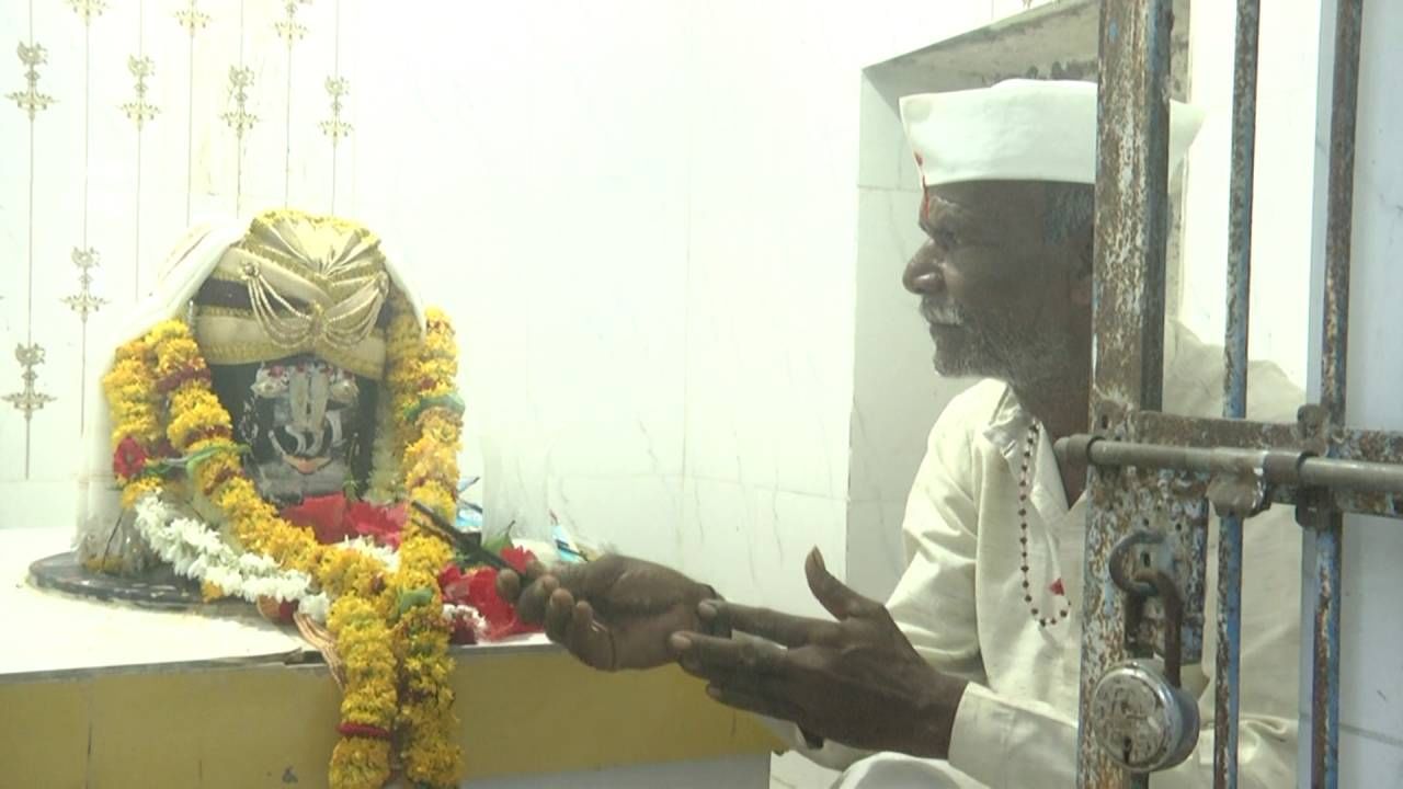 ಬೆನಕಟ್ಟಿ ಗ್ರಾಮದಲ್ಲಿ ಬೆಳೆಯುವ ಈರುಳ್ಳಿ, ಕಡಲೆ ತೊಗರಿಗೆ ಎಲ್ಲಿಲ್ಲದ ಬೇಡಿಕೆಯಿದೆ. ನಿರಂತರ ಕೃಷಿ ಕಾರ್ಯದಲ್ಲಿ ತೊಡಗುವ ಈ ಗ್ರಾಮಸ್ಥರು ಕೃಷಿ ಜೊತೆಗೆ ಸಂಪ್ರದಾಯವನ್ನು ಮಾತ್ರ ಇಂದಿಗೂ ಮರೆತಿಲ್ಲ. ಕಿಚಡಿ ಜಾತ್ರೆ ಕೇವಲ ಈ ಗ್ರಾಮದ ಸಂಪ್ರದಾಯ ಸಂಸ್ಕೃತಿಯಲ್ಲ. ಅದು ಈ ಗ್ರಾಮದ ಏಕತೆಗೆ ಸಾಕ್ಷಿಯಾಗಿದೆ. ಆಷಾಢ ಪರ್ವದ ದಿನ ಮಾಡುವ ಈ ಕಿಚಡಿ ಇಡೀ ಗ್ರಾಮಸ್ಥರನ್ನು ದ್ವೇಷ ಅಸೂಯೆ ಮೀರಿ ಒಂದಾಗಿಸುತ್ತದೆ.