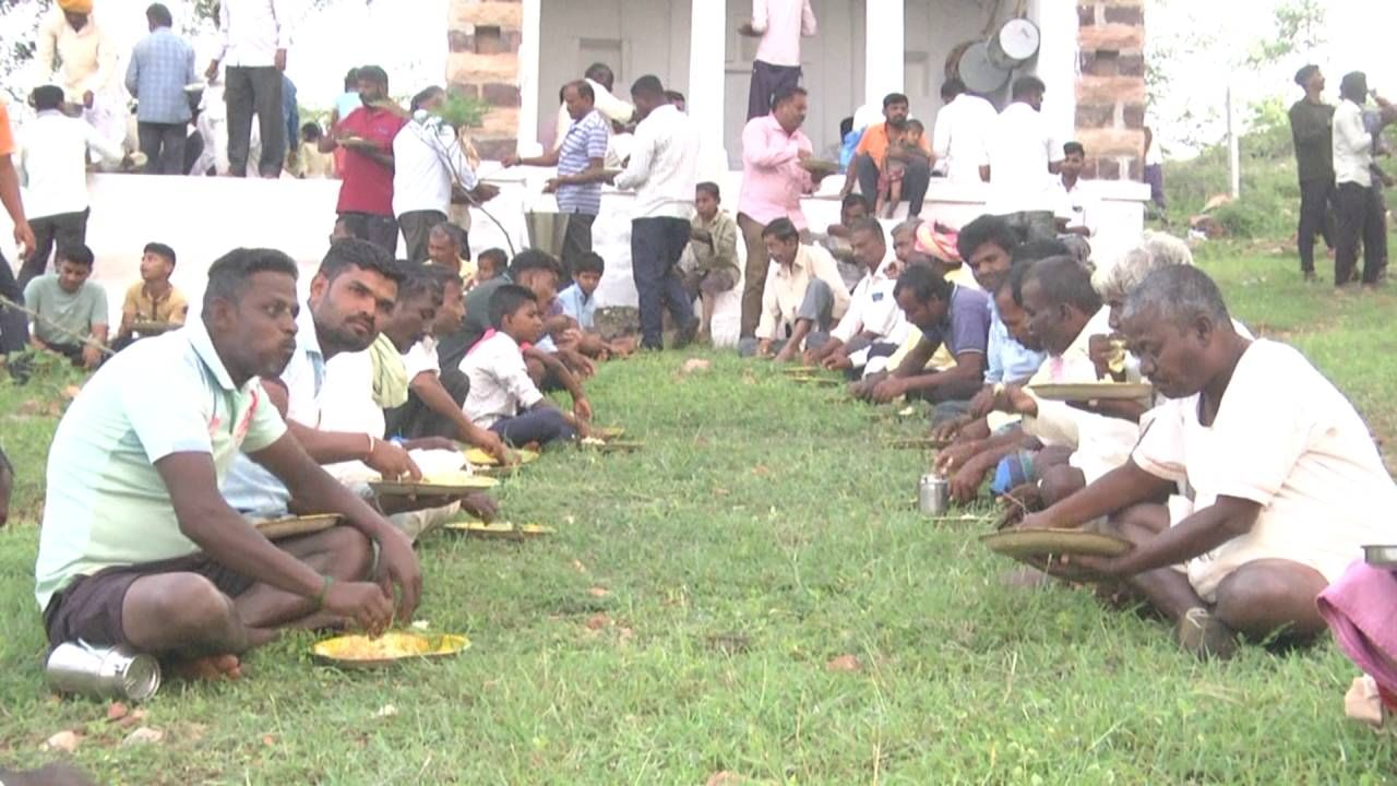ಊರಿನ ಎಲ್ಲ ಜನರು ತಮ್ಮ ತಮ್ಮ ಮನೆಯಲ್ಲಿ ಮಾಡಿದ ಕಿಚಡಿಯನ್ನು ಮಿಶ್ರಣ ಮಾಡುತ್ತಾರೆ. ಎಲ್ಲವನ್ನು ಕಲಕುತ್ತಾರೆ ಈ ಮೂಲಕ ಜಾತಿ ಭೇದ ಭಾವವಿಲ್ಲದೆ ಎಲ್ಲರೂ ಒಂದೇ ಎಂಬ ಸಂದೇಶ ಸಾರುತ್ತಾರೆ. ನಂತರ ಆ ಪ್ರಸಾದದ ರೂಪದ ಕಿಚಡಿಯನ್ನು ಎಲ್ಲರೂ ಸಾಮೂಹಿಕವಾಗಿ ಸೇವನೆ ಮಾಡುತ್ತಾರೆ.