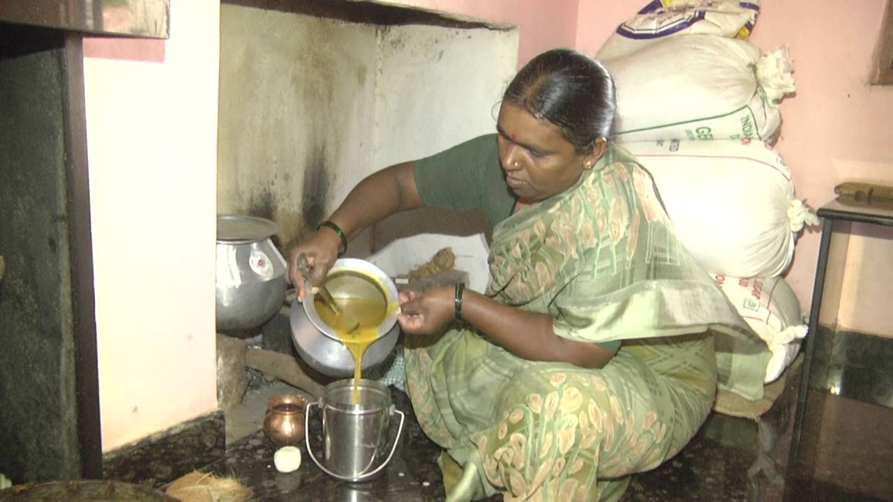 ಬಾಗಲಕೋಟೆ ಜಿಲ್ಲೆಯ ಬಾಗಲಕೋಟೆ ತಾಲೂಕಿನ ಬೆನಕಟ್ಟಿ ಗ್ರಾಮ ಕೃಷಿಗೆ ಹೆಸರಾದ ಗ್ರಾಮವಾಗಿದೆ. ಕೃಷಿಕ ಕುಟುಂಬದವರೇ ಹೆಚ್ಚಾಗಿರುವ ಈ ಗ್ರಾಮದಲ್ಲಿ ಇಂದಿಗೂ ಸಂಪ್ರದಾಯ, ಸಂಸ್ಕೃತಿ ಉಳಿದುಕೊಂಡಿದೆ. ಈ ಗ್ರಾಮದಲ್ಲಿ ಪ್ರತಿ ವರ್ಷ ಆಷಾಢ ಮಾಸದಲ್ಲಿ ಕಿಚಡಿ ಜಾತ್ರೆ ಮಾಡಲಾಗುತ್ತದೆ. ಈ ಜಾತ್ರೆ ದಿನ ಪ್ರತಿಯೊಬ್ಬರ ಮನೆಯಲ್ಲೂ ಸಂಭ್ರಮ ಇರುತ್ತದೆ. ಪ್ರತಿಯೊಂದು ಮನೆಯ ಒಲೆ ಮೇಲೆ ಕಿಚಡಿ ಬೇಯುತ್ತಿರುತ್ತದೆ. ಮಹಿಳೆಯರು ಮಡಿಯಿಂದ ಕಿಚಡಿಯನ್ನು ತಯಾರು ಮಾಡುತ್ತಾರೆ.
