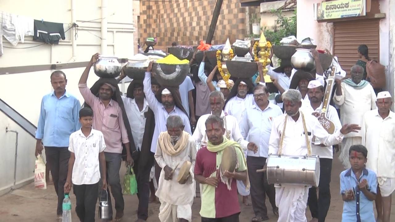 ಬಳಿಕ, ಮನೆಯ ಪುರುಷರು ತಲೆ ಮೇಲೆ ಕಂಬಳಿ ಹಾಕಿಕೊಂಡು, ಕಿಚಡಿಯನ್ನು ಹೊತ್ತುಕೊಂಡು ಎರಡು ಕಿಮೀ ನಡೆದುಕೊಂಡು ಊರು ಹೊರಗೆ ಇರುವ ಕಂಚಿ ವೆಂಕಟೇಶ್ವರ ದೇವಸ್ಥಾನಕ್ಕೆ ಬರುತ್ತಾರೆ. ದೇವರಿಗೆ ಕಿಚಡಿಯನ್ನು ನೈವೇದ್ಯ ಮಾಡುತ್ತಾರೆ. ಅದನ್ನು ದೇವಸ್ಥಾನ ಮುಂದೆ ಇಟ್ಟು ಎಲ್ಲರಿಗೂ ಹಂಚಿ ಪ್ರಸಾದದ ರೀತಿ ಸೇವನೆ ಮಾಡಿ ವೆಂಕಟೇಶ್ವರನ ಕೃಪೆಗೆ ಪಾತ್ರರಾಗುತ್ತಾರೆ.