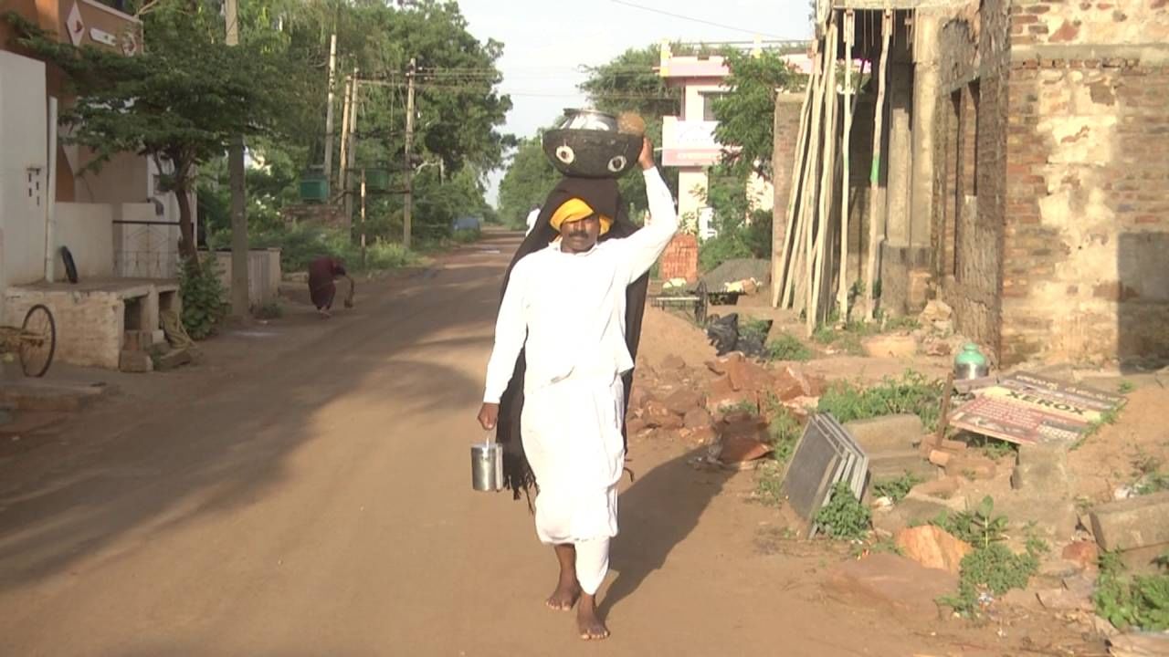 ಇದು ಆಧುನಿಕ ಕಾಲ, ಆಧುನಿಕತೆ ಭರಾಟೆಯಲ್ಲಿ ನಮ್ಮ ಸಂಪ್ರದಾಯ ಸಂಸ್ಕೃತಿಗಳು ಮರೆಯಾಗುತ್ತಿವೆ. ಆದರೆ ಇಂತ ಸಮಯದಲ್ಲೂ ಬಾಗಲಕೋಟೆ ಜಿಲ್ಲೆಯ ಆ ಊರಿನಲ್ಲಿ ಮಾತ್ರ ಇಂದಿಗೂ ಅದೊಂದು ಜಾತ್ರೆಯನ್ನು ನೂರಾರು ವರ್ಷಗಳಿಂದ ತಪ್ಪದೆ ಆಚರಿಸಲಾಗುತ್ತಿದೆ. ಇಡೀ ಊರನ್ನೇ ಒಂದುಗೂಡಿಸುವ ಕಿಚಡಿ ಜಾತ್ರೆ ಒಗ್ಗಟ್ಟಿನ ಮಂತ್ರವಾಗಿದೆ. ದೇವರ ಮೇಲಿನ ಪ್ರಮುಖ ನಂಬಿಕೆಯಾಗಿದೆ.