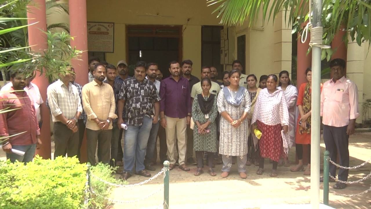 ವೇತನವಿಲ್ಲದೆ ನರೇಗಾ ನೌಕರರ ಪರದಾಟ: ತಾಳಿ ಅಡವಿಟ್ಟು ಮಕ್ಕಳ ಫೀಜು ಕಟ್ಟಿದ ಮಹಿಳಾ ಸಿಬ್ಬಂದಿ ವೇತನವಿಲ್ಲದೆ ನರೇಗಾ ನೌಕರರ ಪರದಾಟ: ತಾಳಿ ಅಡವಿಟ್ಟು ಮಕ್ಕಳ ಫೀಜು ಕಟ್ಟಿದ ಮಹಿಳಾ ಸಿಬ್ಬಂದಿ