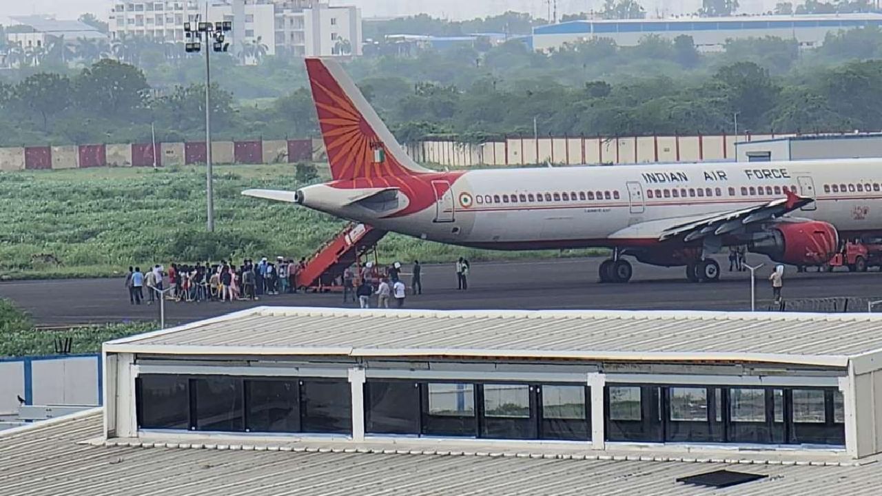 ಕೈಕೋಳ ಹಾಕಿ ಗುಜರಾತ್‌ನಿಂದ ಢಾಕಾಗೆ 250 ಅಕ್ರಮ ಬಾಂಗ್ಲಾದೇಶಿ ವಲಸಿಗರ ಗಡೀಪಾರು