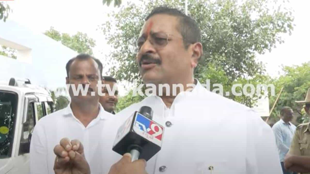 ಸಿದ್ದರಾಮಯ್ಯ-ಯಡಿಯೂರಪ್ಪ ನಡುವೆ ಹೊಂದಾಣಿಕೆ ರಾಜಕಾರಣ ನಡೆಯುತ್ತಿದೆ: ಬಸನಗೌಡ ಯತ್ನಾಳ್ ಸಿದ್ದರಾಮಯ್ಯ-ಯಡಿಯೂರಪ್ಪ ನಡುವೆ ಹೊಂದಾಣಿಕೆ ರಾಜಕಾರಣ ನಡೆಯುತ್ತಿದೆ: ಬಸನಗೌಡ ಯತ್ನಾಳ್