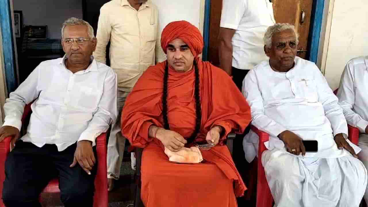 ಪಂಚಮಸಾಲಿ ಪೀಠಕ್ಕೆ ಬೀಗ: ಶಾಲೆಗೆ ರಜೆ, ಮುಖಂಡರ ಎದುರು ಕಣ್ಣೀರಿಟ್ಟ ಮೃತ್ಯುಂಜಯ ಸ್ವಾಮೀಜಿ