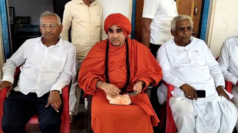 ಪಂಚಮಸಾಲಿ ಪೀಠಕ್ಕೆ ಬೀಗ: ಶಾಲೆಗೆ ರಜೆ, ಮುಖಂಡರ ಎದುರು ಕಣ್ಣೀರಿಟ್ಟ ಮೃತ್ಯುಂಜಯ ಸ್ವಾಮೀಜಿ