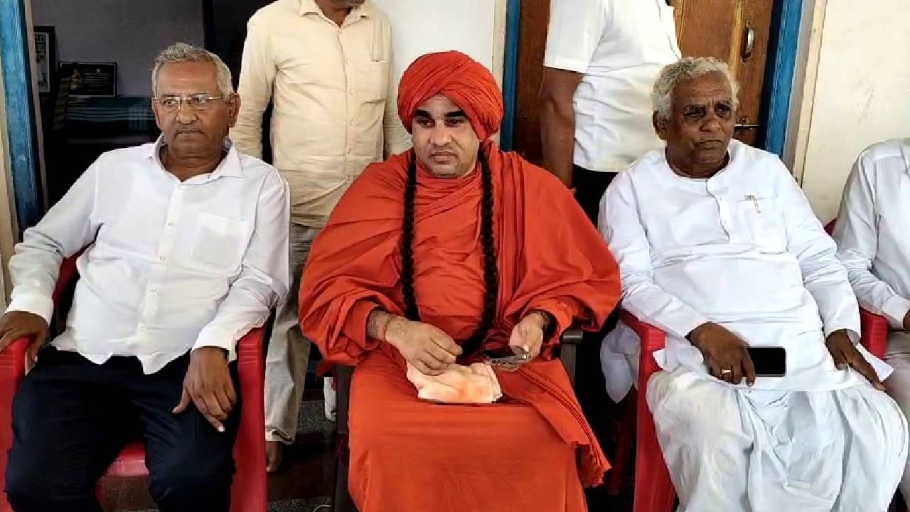 ಪಂಚಮಸಾಲಿ ಪೀಠಕ್ಕೆ ಬೀಗ: ಶಾಲೆಗೆ ರಜೆ, ಮುಖಂಡರ ಎದುರು ಕಣ್ಣೀರಿಟ್ಟ ಮೃತ್ಯುಂಜಯ ಸ್ವಾಮೀಜಿ