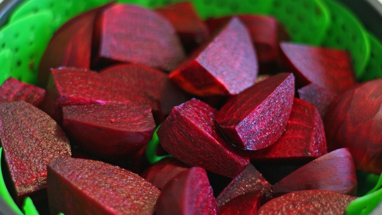 ಬೇಯಿಸಿದ ಬೀಟ್ರೂಟ್ VS ಹಸಿ ಬೀಟ್ರೂಟ್: ಇವೆರಡರಲ್ಲಿ ಆರೋಗ್ಯಕ್ಕೆ ಯಾವುದು ಒಳ್ಳೆಯದು?