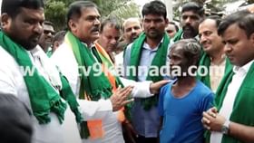 ಗೊಬ್ಬರಕ್ಕಾಗಿ ಪರದಾಡುತ್ತಿರುವ ಅನ್ನದಾತರು, ಅಂಗಡಿಗಳ ಮುಂದೆ ಉದ್ದುದ್ದ ಸಾಲ ಗೊಬ್ಬರಕ್ಕಾಗಿ ಪರದಾಡುತ್ತಿರುವ ಅನ್ನದಾತರು, ಅಂಗಡಿಗಳ ಮುಂದೆ ಉದ್ದುದ್ದ ಸಾಲ