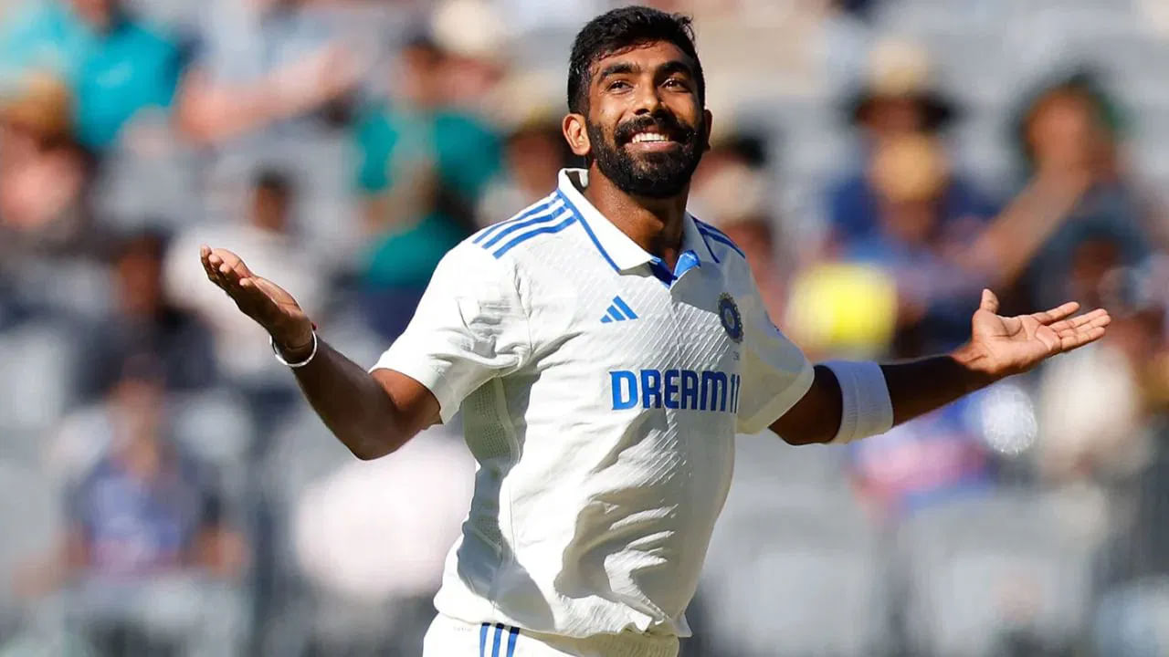 ಟೆಸ್ಟ್ ಸರಣಿಯಲ್ಲಿ ಟೀಂ ಇಂಡಿಯಾ 1-2 ಅಂತರದಲ್ಲಿ ಹಿನ್ನಡೆಯಲ್ಲಿದೆ. ಮ್ಯಾಂಚೆಸ್ಟರ್ನಲ್ಲಿ ಗೆಲ್ಲಲು ಬುಮ್ರಾ ಉತ್ತಮ ಪ್ರದರ್ಶನ ನೀಡಬೇಕಾಗುತ್ತದೆ. ಬುಮ್ರಾ ಇದುವರೆಗೆ ಈ ಟೆಸ್ಟ್ ಸರಣಿಯಲ್ಲಿ 12 ವಿಕೆಟ್ಗಳನ್ನು ಕಬಳಿಸಿದ್ದಾರೆ. ಅಂದಹಾಗೆ, ಮ್ಯಾಂಚೆಸ್ಟರ್ ಟೆಸ್ಟ್ ಬುಮ್ರಾಗೆ ತುಂಬಾ ವಿಶೇಷವಾಗಿರುತ್ತದೆ ಏಕೆಂದರೆ ಅವರು ಮೊದಲ ಬಾರಿಗೆ ಈ ಮೈದಾನದಲ್ಲಿ ಆಡಲಿದ್ದಾರೆ.
