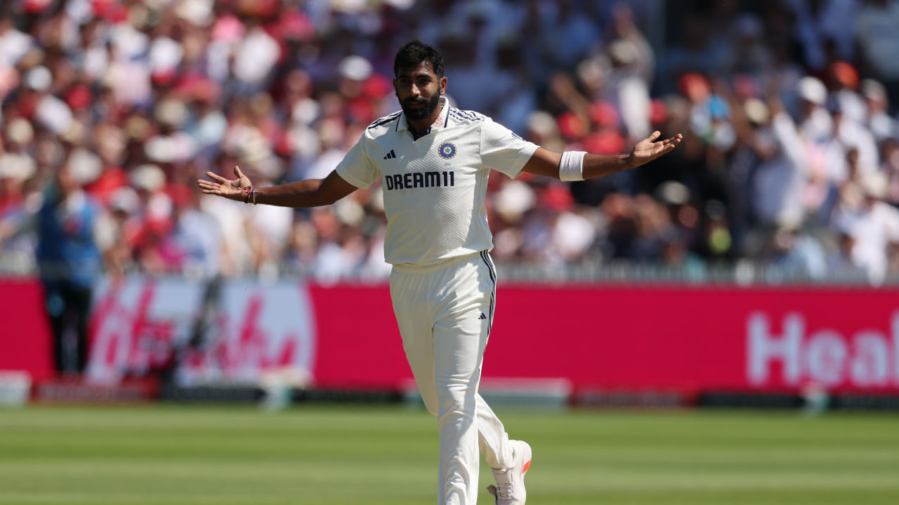 ಇಂಗ್ಲೆಂಡ್ ಪ್ರವಾಸದ ಮೊದಲ ಪಂದ್ಯದ ಮೊದಲ ಇನ್ನಿಂಗ್ಸ್​ನಲ್ಲಿ 5 ವಿಕೆಟ್​ಗಳ ಗೊಂಚಲು ಪಡೆದಿದ್ದ ಟೀಂ ಇಂಡಿಯಾ ವೇಗಿ ಜಸ್ಪ್ರೀತ್ ಬುಮ್ರಾ, ಇದೀಗ ಲಾರ್ಡ್ಸ್‌ನಲ್ಲಿ ನಡೆಯುತ್ತಿರುವ ಮೂರನೇ ಟೆಸ್ಟ್ ಪಂದ್ಯದ ಮೊದಲ ಇನ್ನಿಂಗ್ಸ್​ನಲ್ಲೂ 5 ವಿಕೆಟ್ ಪಡೆಯುವ ಮೂಲಕ ಆಂಗ್ಲ ತಂಡವನ್ನು ಬೃಹತ್ ಸ್ಕೋರ್ ಮಾಡದಂತೆ ತಡೆದಿದ್ದಾರೆ. ಇದರ ಜೊತೆಗೆ ದಾಖಲೆ ಕೂಡ ಸೃಷ್ಟಿಸಿದ್ದಾರೆ.