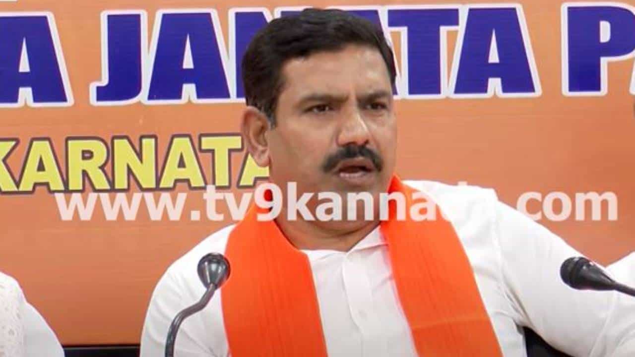 ಕೊಲೆ ಆರೋಪದಲ್ಲಿ ಎಫ್ಐಅರ್ ಒಂದು ರಾಜಕೀಯ ಪಿತೂರಿ ಅಂತ ಬಸವರಾಜ ಹೇಳಿದ್ದಾರೆ: ವಿಜಯೇಂದ್ರ ಕೊಲೆ ಆರೋಪದಲ್ಲಿ ಎಫ್ಐಅರ್ ಒಂದು ರಾಜಕೀಯ ಪಿತೂರಿ ಅಂತ ಬಸವರಾಜ ಹೇಳಿದ್ದಾರೆ: ವಿಜಯೇಂದ್ರ