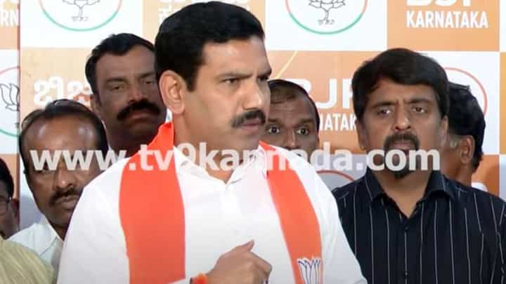 ಕಾಂಗ್ರೆಸ್ ಕಾರ್ಯಕರ್ತರನ್ನು ಹದ್ದುಬಸ್ತಿನಲ್ಲಿಟ್ಟುಕೊಳ್ಳಲು ಶಿವಕುಮಾರ್ಗೆ ತಾಕೀತು ಮಾಡಿದ ವಿಜಯೇಂದ್ರ ಕಾಂಗ್ರೆಸ್ ಕಾರ್ಯಕರ್ತರನ್ನು ಹದ್ದುಬಸ್ತಿನಲ್ಲಿಟ್ಟುಕೊಳ್ಳಲು ಶಿವಕುಮಾರ್ಗೆ ತಾಕೀತು ಮಾಡಿದ ವಿಜಯೇಂದ್ರ