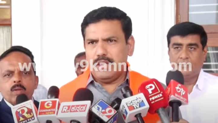 ಸಿದ್ದರಾಮಯ್ಯ ತಾವು ಹೇಳಬೇಕಿರುವುದನ್ನು ರಾಯರೆಡ್ಡಿ ಮೂಲಕ ಹೇಳಿಸುತ್ತಿದ್ದಾರೆ: ವಿಜಯೇಂದ್ರ ಸಿದ್ದರಾಮಯ್ಯ ತಾವು ಹೇಳಬೇಕಿರುವುದನ್ನು ರಾಯರೆಡ್ಡಿ ಮೂಲಕ ಹೇಳಿಸುತ್ತಿದ್ದಾರೆ: ವಿಜಯೇಂದ್ರ