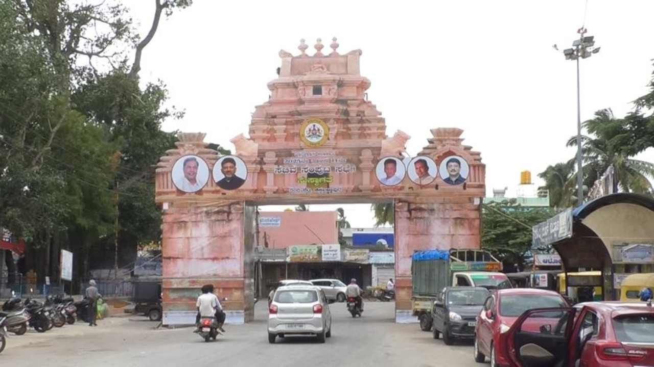 ರಾಜ್ಯ ಸರ್ಕಾರದ 14ನೇ ಸಚಿವ ಸಂಪುಟ ಸಭೆ ಇಂದು ಚಿಕ್ಕಬಳ್ಳಾಪುರ ತಾಲೂಕಿನ ವಿಶ್ವವಿಖ್ಯಾತ ನಂದಿಗಿರಿಧಾಮದಲ್ಲಿ ನಡೆಯಲಿದೆ. ನಂದಿಬೆಟ್ಟದಲ್ಲಿ ಸಚಿವ ಸಂಪುಟ ಸಭೆಗಾಗಿ ಅಂತಿಮ ಹಂತದ ಸಕಲ ಸಿದ್ದತೆಗಳು ಭರದಿಂದ ಜರುಗಿದ್ದು, ಚಿಕ್ಕಬಳ್ಳಾಪುರ ಜಿಲ್ಲಾ ಉಸ್ತುವಾರಿ ಸಚಿವ ಡಾ ಎಂ ಸಿ ಸುಧಾಕರ್ ಅಧಿಕಾರಿಗಳೊಂದಿಗೆ ಅಂತಿಮ ಹಂತದ ಸಿದ್ದತೆಗಳ ಪರಿಶೀಲನೆ ಮಾಡಿದರು. ಸಿಎಂ-ಡಿಸಿಎಂ ಹಾಗೂ ಸಚಿವ ಸಂಪುಟದ ಸಚಿವರ ಆಗಮನಕ್ಕಾಗಿ ನಂದಿಗಿರಿಧಾಮ ಮದುವಣಗಿತ್ತಿಯಂತೆ ಸಿಂಗಾಡಗೊಂಡಿದೆ.
