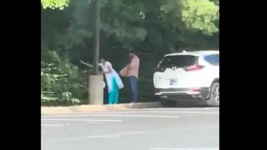 Video: ಕೆನಡಾದ ರಸ್ತೆ ಪಕ್ಕದಲ್ಲಿ ನಿಂತು ಕಸ ಎಸೆದ್ರಾ ಭಾರತ ಮೂಲದ ದಂಪತಿ? Video: ಕೆನಡಾದ ರಸ್ತೆ ಪಕ್ಕದಲ್ಲಿ ನಿಂತು ಕಸ ಎಸೆದ್ರಾ ಭಾರತ ಮೂಲದ ದಂಪತಿ?