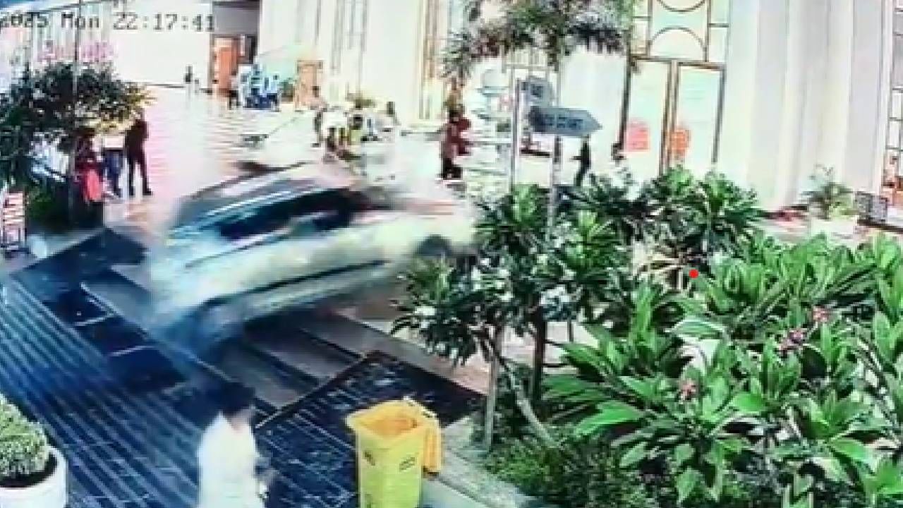 Video: ಹೈವೇಯಲ್ಲಿ ನಿಯಂತ್ರಣ ತಪ್ಪಿ ಹೋಟೆಲ್​​ಗೆ ನುಗ್ಗಿದ ಕಾರು