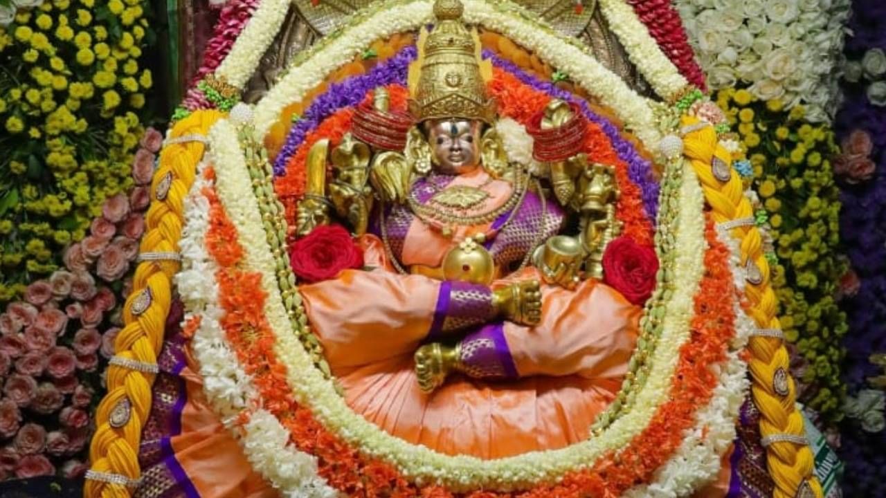 ಡದೇವತೆ ತಾಯಿ ಚಾಮುಂಡೇಶ್ವರಿ ಸನ್ನಿಧಿಯಲ್ಲಿ ಸಂಭ್ರಮ, ಸಡಗರ ಮುಗಿಲು ಮುಟ್ಟಿತ್ತು. ಆಷಾಢ ಮಾಸ ಎರಡನೇ ಶುಕ್ರವಾರ ಹಿನ್ನೆಲೆಯಲ್ಲಿ ದೇಗುಲಕ್ಕೆ ವಿಶೇಷವಾದ ಅಲಂಕಾರ ಮಾಡಲಾಗಿತ್ತು. ಹೂವು ಬಳೆ ತೋತಾಪುರಿ ಮಾವಿನ ಕಾಯಿಯಿಂದ ಅಲಂಕಾರ ಮಾಡಲಾಗಿತ್ತು.
