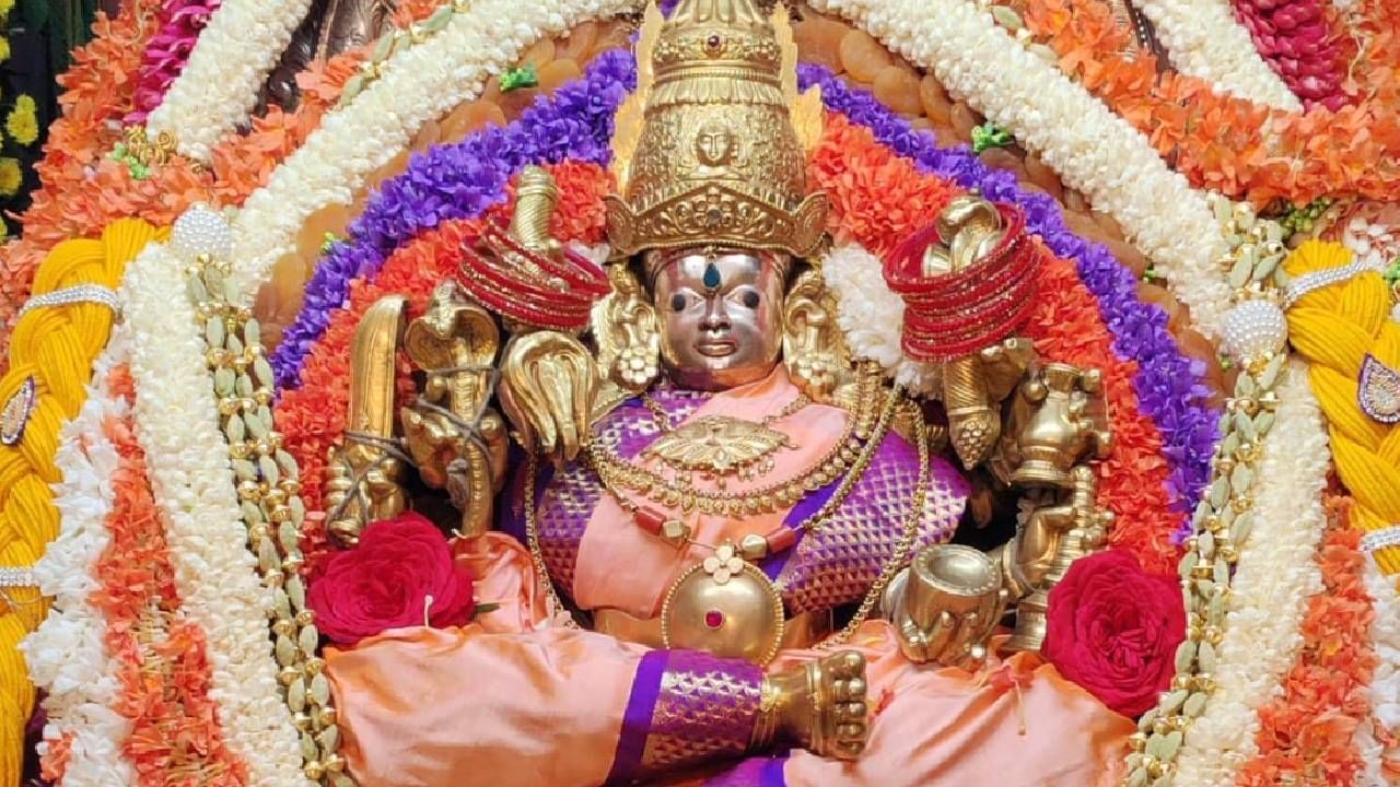 ಆಷಾಢ ಮಾಸ ಹಿನ್ನೆಲೆಯಲ್ಲಿ ಮೈಸೂರಿನ ಚಾಮುಂಡೇಶ್ವರಿ ಅಮ್ಮನವರ ದೇವಸ್ಥಾನದಲ್ಲೂ ವಿಶೇಷ ಪೂಜೆ ನೆರವೇರಿಸಲಾಗುತ್ತದೆ. ಆಷಾಢ ಮಾಸದ ಎರಡನೇ ಶುಕ್ರವಾರವೂ ಕೂಡ ಚಾಮುಂಡೇಶ್ವರಿ ಅಮ್ಮನವರಿಗೆ ವಿಶೇಷ ಪೂಜೆ ನೆರವೇರಿತು. ತಾಯಿ ಚಾಮುಂಡೇಶ್ವರಿಗೆ ಲಕ್ಷ್ಮಿ ಅಲಂಕಾರ ಮಾಡಲಾಗಿತ್ತು. ತಾಯಿ ಚಾಮುಂಡೇಶ್ವರಿಯ ದರ್ಶನ ಪಡೆಯಲು ಸಾವಿರಾರು ಮಂದಿ ಭಕ್ತರು ಆಗಮಿಸಿದ್ದರು.