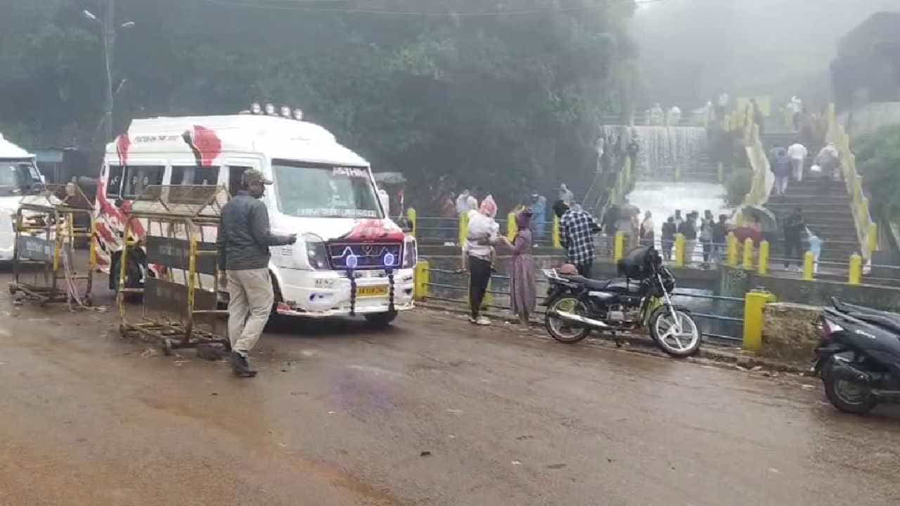 ವೀಕೆಂಡ್ ಮಸ್ತಿಗೆ ಹರಿದುಬಂದ ಪ್ರವಾಸಿಗರು: ಚಂದ್ರದ್ರೋಣ ಪರ್ವತ ರಸ್ತೆ ಟ್ರಾಫಿಕ್ ಜಾಮ್ ವೀಕೆಂಡ್ ಮಸ್ತಿಗೆ ಹರಿದುಬಂದ ಪ್ರವಾಸಿಗರು: ಚಂದ್ರದ್ರೋಣ ಪರ್ವತ ರಸ್ತೆ ಟ್ರಾಫಿಕ್ ಜಾಮ್