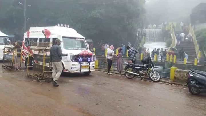 ವೀಕೆಂಡ್ ಮಸ್ತಿಗೆ ಹರಿದುಬಂದ ಪ್ರವಾಸಿಗರು: ಚಂದ್ರದ್ರೋಣ ಪರ್ವತ ರಸ್ತೆ ಟ್ರಾಫಿಕ್ ಜಾಮ್ ವೀಕೆಂಡ್ ಮಸ್ತಿಗೆ ಹರಿದುಬಂದ ಪ್ರವಾಸಿಗರು: ಚಂದ್ರದ್ರೋಣ ಪರ್ವತ ರಸ್ತೆ ಟ್ರಾಫಿಕ್ ಜಾಮ್