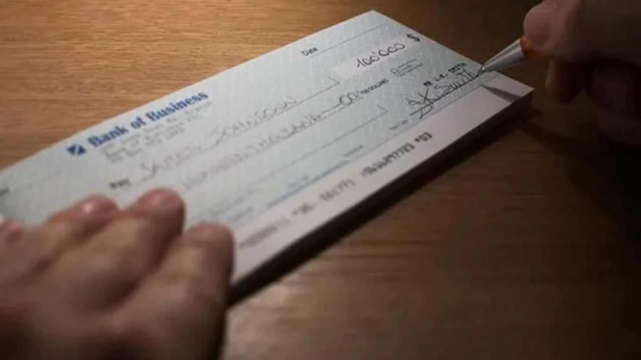 ಬ್ಯಾಂಕ್​ನ ಡ್ರಾಫ್ಟ್ ಬಾಕ್ಸ್​ನಲ್ಲಿದ್ದ ಚೆಕ್​ಗಳು ಮಂಗಮಾಯ: ಕದ್ದ ಚೆಕ್ ಏನು ಮಾಡ್ತಾರೆ ಗೊತ್ತಾ? ನಿಜಕ್ಕೂ ಶಾಕ್ ​ಆಗ್ತೀರಾ