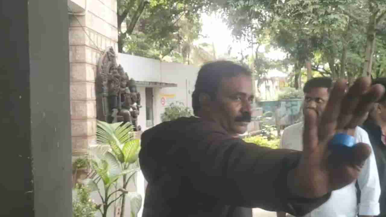 ASI ಕಿರುಕುಳ ಆರೋಪ: ಎಸ್ಪಿ ಕಚೇರಿ ಎದುರು ವಿಷಸೇವಿಸಿದ ವ್ಯಕ್ತಿ