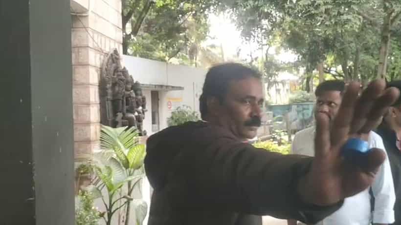 ASI ಕಿರುಕುಳ ಆರೋಪ: ಎಸ್ಪಿ ಕಚೇರಿ ಎದುರು ವಿಷಸೇವಿಸಿದ ವ್ಯಕ್ತಿ