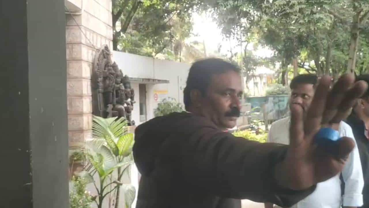 ASI ಕಿರುಕುಳ ಆರೋಪ: ಎಸ್​ಪಿ ಕಚೇರಿ ಎದುರು ವಿಷಸೇವಿಸಿದ ವ್ಯಕ್ತಿ