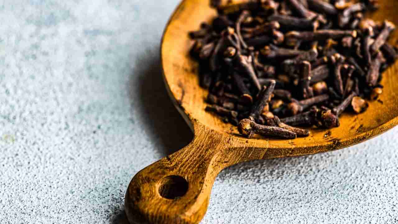 ಪ್ರತಿನಿತ್ಯ ಈ ಸಮಯಕ್ಕೆ ಒಂದು ಲವಂಗ ಸೇವನೆ ಮಾಡಿದರೆ ನಿಮ್ಮ ಜೀವನವೇ ಬದಲಾಗುತ್ತೆ! ನೀವೂ ಟ್ರೈ ಮಾಡಿ