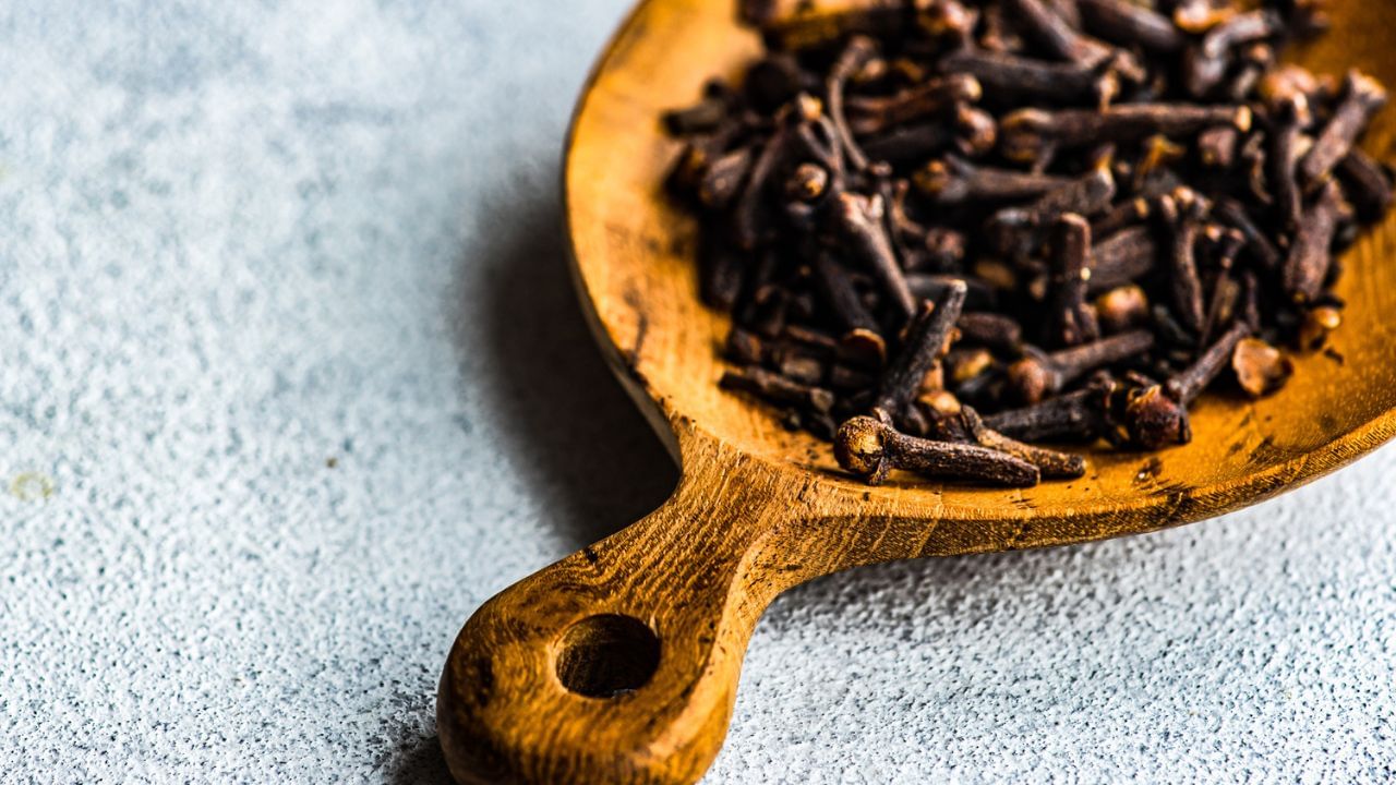 ಪ್ರತಿನಿತ್ಯ ಈ ಸಮಯಕ್ಕೆ ಒಂದು ಲವಂಗ ಸೇವನೆ ಮಾಡಿದರೆ ನಿಮ್ಮ ಜೀವನವೇ ಬದಲಾಗುತ್ತೆ! ನೀವೂ ಟ್ರೈ ಮಾಡಿ