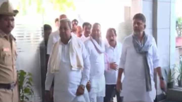 ಸಿದ್ದರಾಮಯ್ಯ, ಶಿವಕುಮಾರ್ ದೆಹಲಿಯಲ್ಲಿದ್ದರೆ ಮಲ್ಲಿಕಾರ್ಜುನ ಖರ್ಗೆ ಬೆಂಗಳೂರಲ್ಲಿ! ಏನಿದರ ಅರ್ಥ? ಸಿದ್ದರಾಮಯ್ಯ, ಶಿವಕುಮಾರ್ ದೆಹಲಿಯಲ್ಲಿದ್ದರೆ ಮಲ್ಲಿಕಾರ್ಜುನ ಖರ್ಗೆ ಬೆಂಗಳೂರಲ್ಲಿ! ಏನಿದರ ಅರ್ಥ?