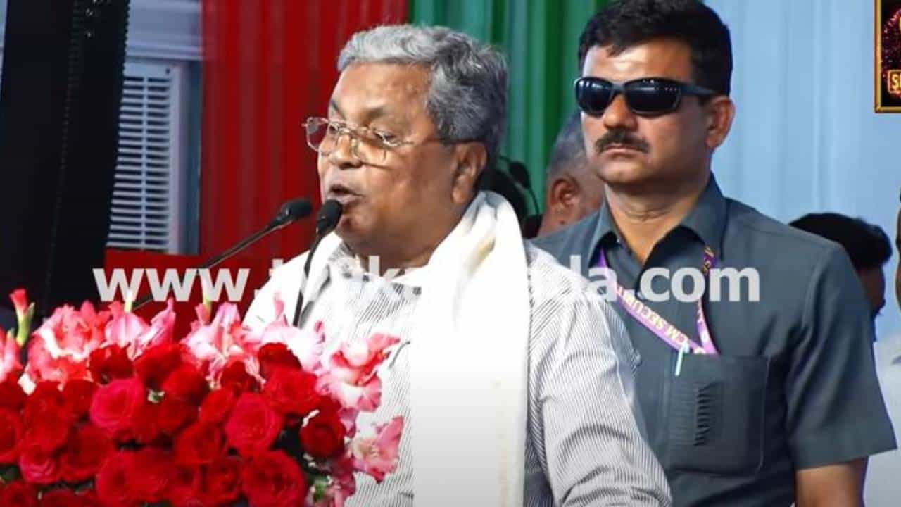 ಕುಮಾರಸ್ವಾಮಿ ಚಳುವಳಿ ಮಾಡುವ ಬದಲು ಕೇಂದ್ರದಿಂದ ರಾಜ್ಯಕ್ಕೆ ಯೂರಿಯಾ ಬಿಡುಗಡೆ ಮಾಡಿಸಲಿ: ಸಿದ್ದರಾಮಯ್ಯ ಕುಮಾರಸ್ವಾಮಿ ಚಳುವಳಿ ಮಾಡುವ ಬದಲು ಕೇಂದ್ರದಿಂದ ರಾಜ್ಯಕ್ಕೆ ಯೂರಿಯಾ ಬಿಡುಗಡೆ ಮಾಡಿಸಲಿ: ಸಿದ್ದರಾಮಯ್ಯ